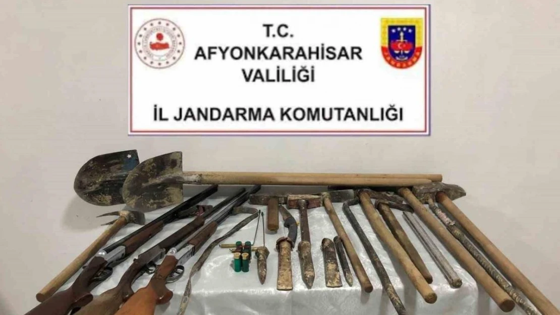 Mezarlık yanında define arayan 4 kişiyi jandarma suçüstü yaptı