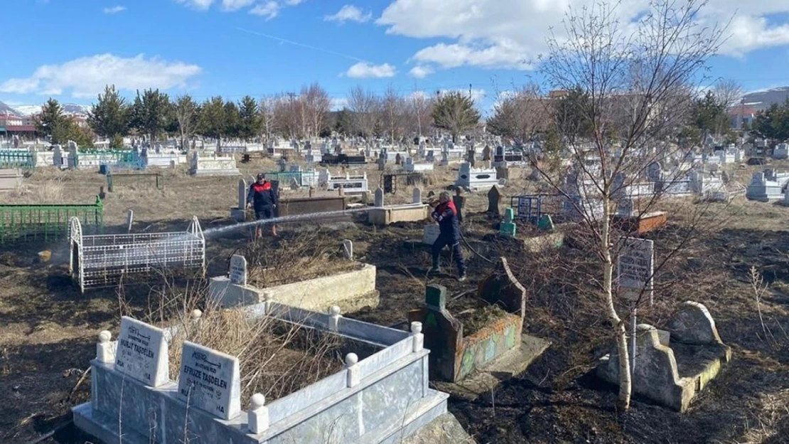 Mezarlıktaki ot yangınına itfaiyeden müdahale