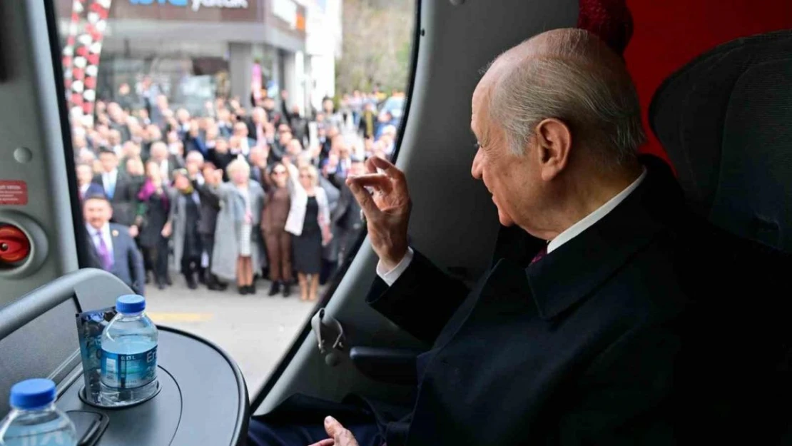 MHP Lideri Bahçeli, Cumhur İttifakı ABB Başkan Adayı Altınok ile Keçiören'de halkı selamladı