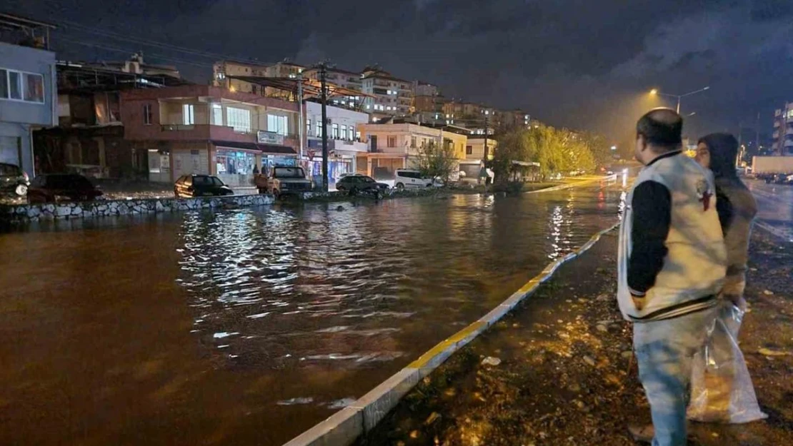 Milas'ı sağanak vurdu, yollar göle döndü, evlere su bastı