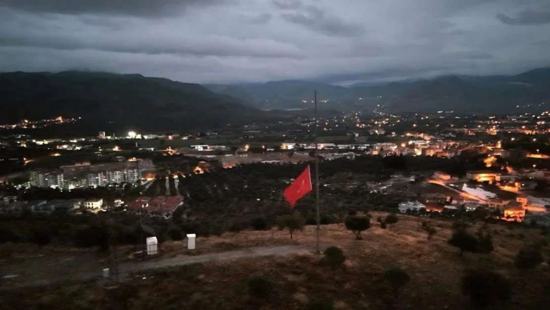 Milas'ta 10 Kasım'da yarıya indirilen Türk Bayrağı, halen göndere çekilmedi