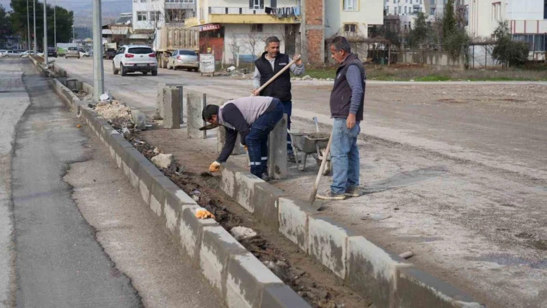 Millet Caddesinde refüj düzenleme çalışmaları devam ediyor