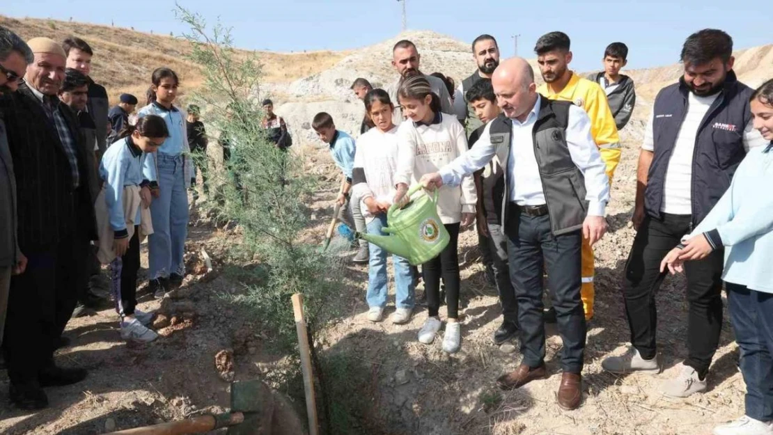 Milli Ağaçlandırma Günü'nde fidanlar toprakla buluştu