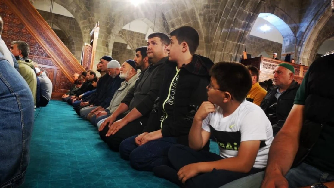 Milli Eğitim Bakanı Tekin Bayram namazını Ulu Camii'nde kıldı