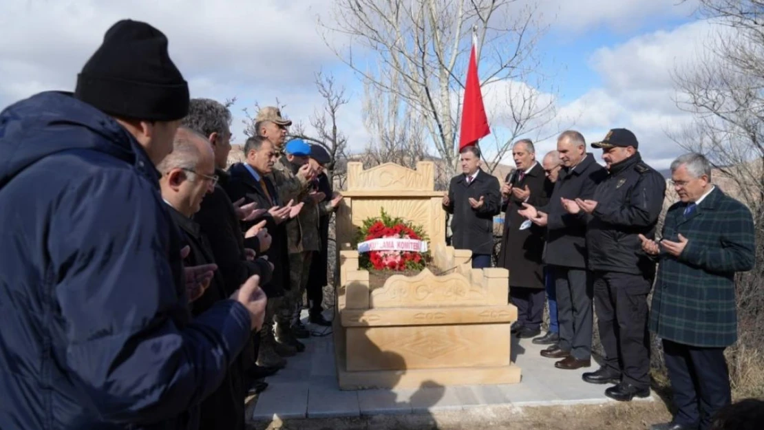 Milli kahramanlar kabirleri başında dualarla anıldı