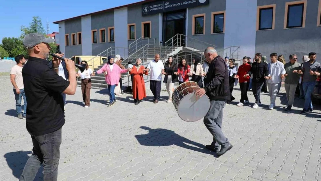 Milli sporcu Sibel Oruç, Ağrı'da davul zurnayla karşılandı