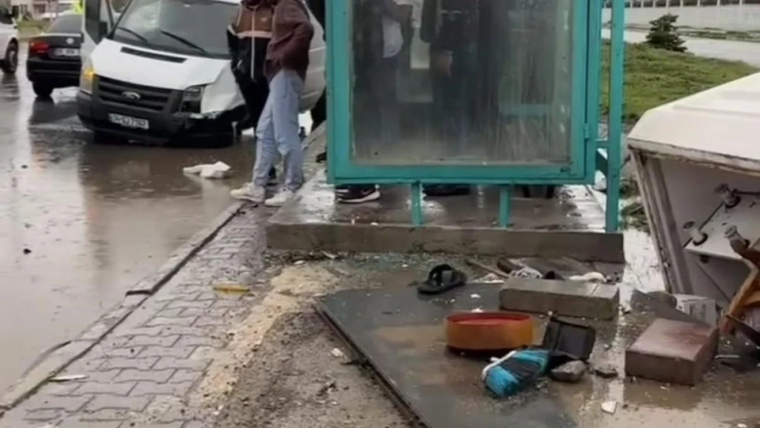 Minibüs kaldırımda yürüyenlere çarptı: 1 ölü, 2 yaralı