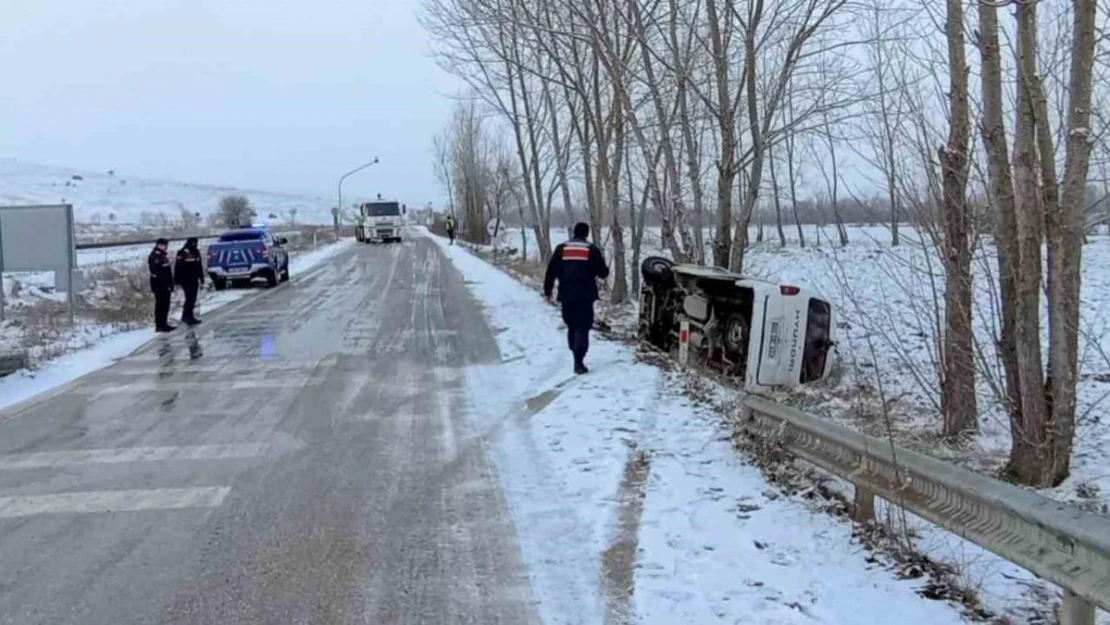 Minibüs kayganlaşan yolda devrildi: 3 yaralı