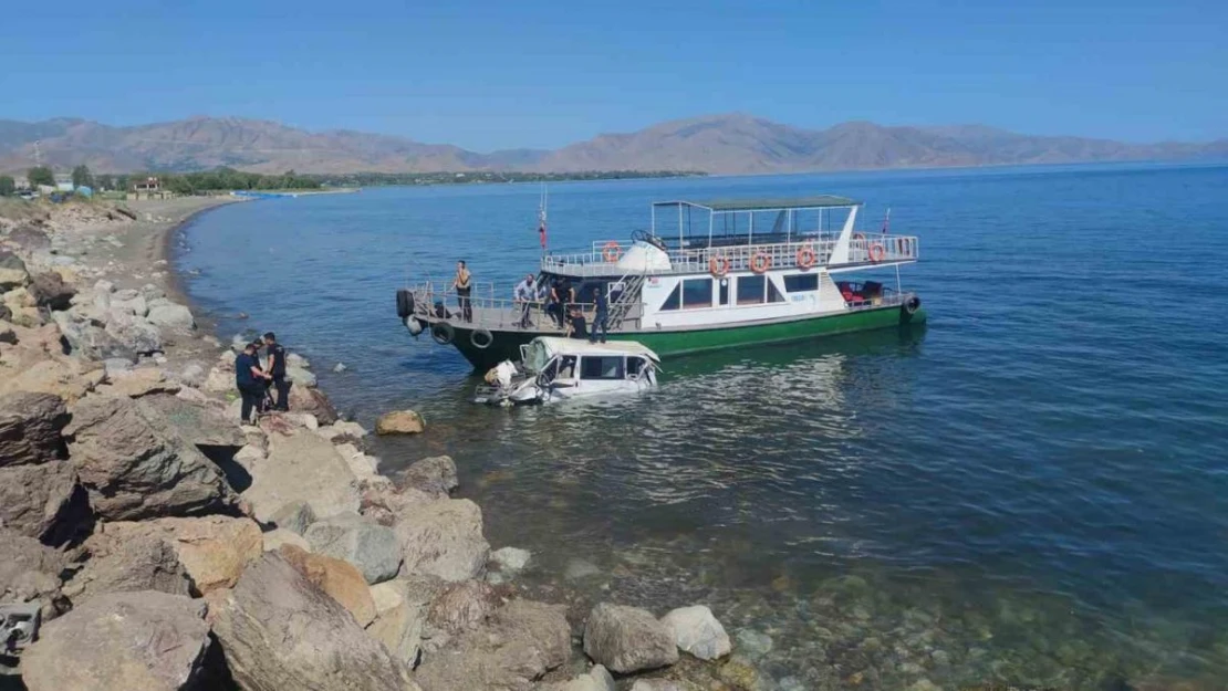 Minibüs Van Gölü'ne uçtu: 11 yaralı