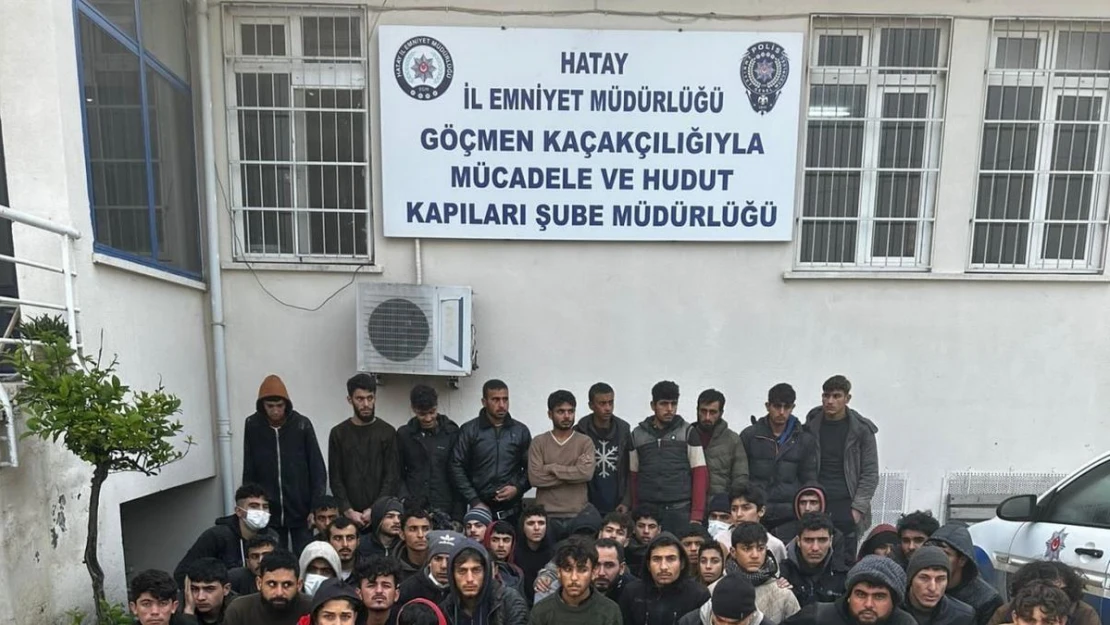 Minibüse ve arkasındaki römorka tıka basa doldurulan 53 kaçak göçmen yakalandı