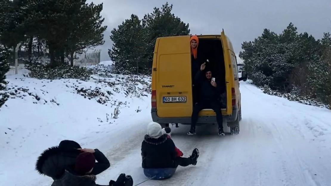 Minibüsün arkasına bağladıkları iple kaydılar