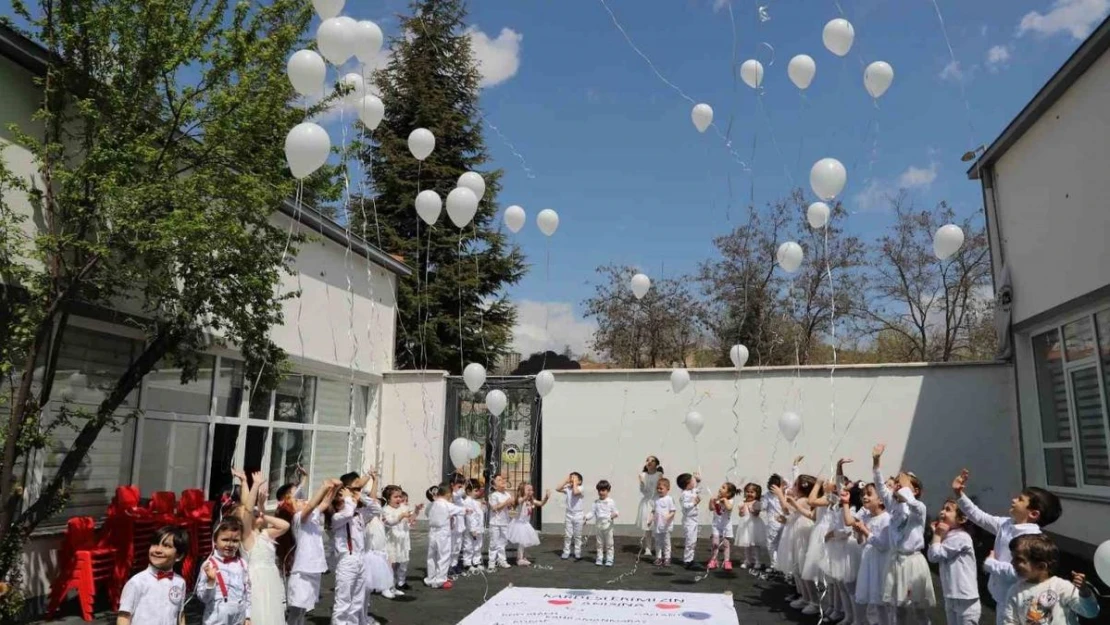 Minik öğrenciler depremde hayatını kaybedenler için gökyüzüne balon bıraktı