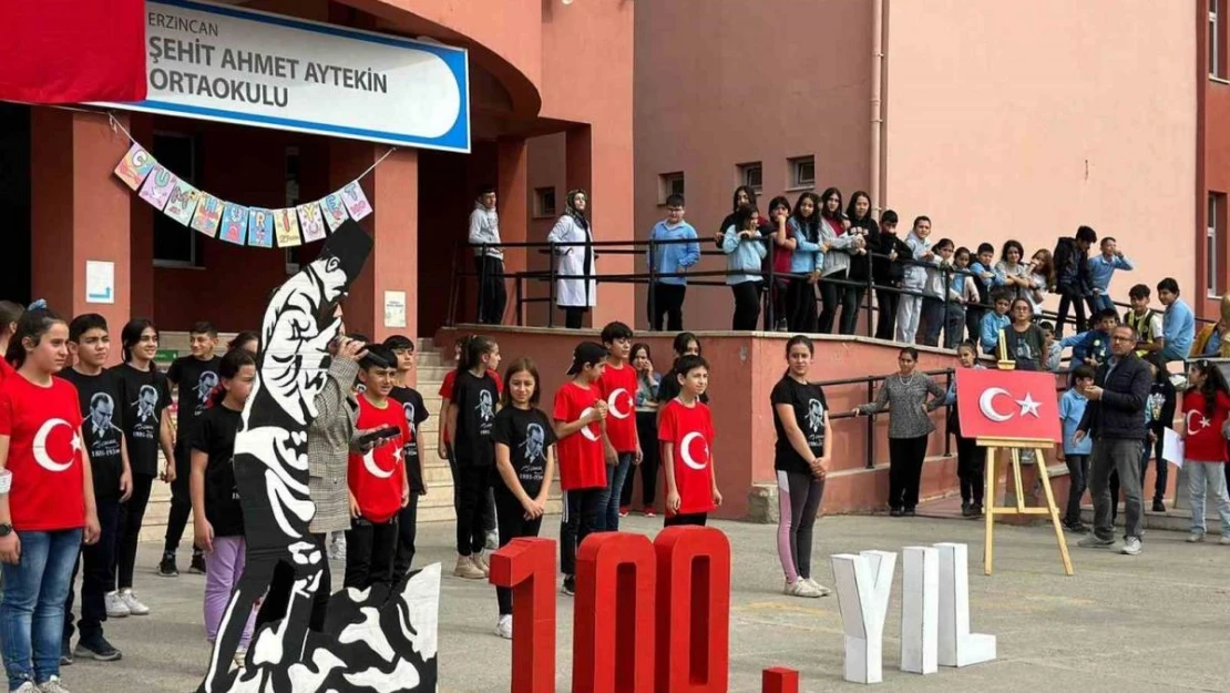 Minik öğrencilerden 100. yılda bayrak sergisi