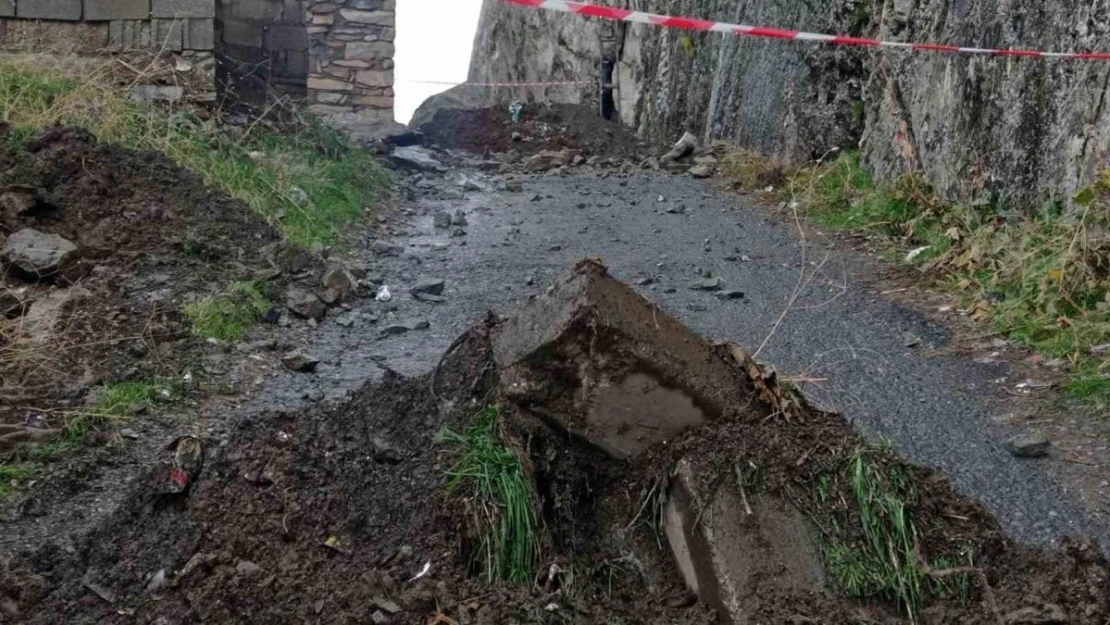 Mir Kalesi yolu kaya tehdidine karşı trafiğe kapatıldı