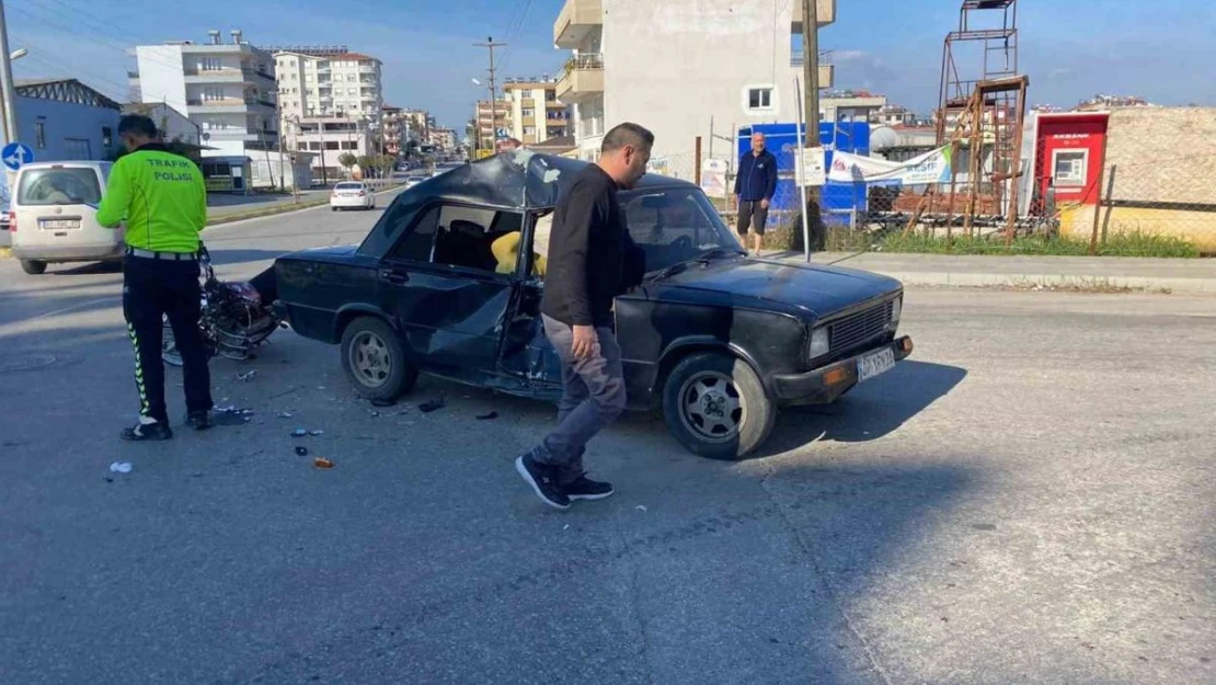 Motosiklet ile otomobil çarpıştı: 2 yaralı