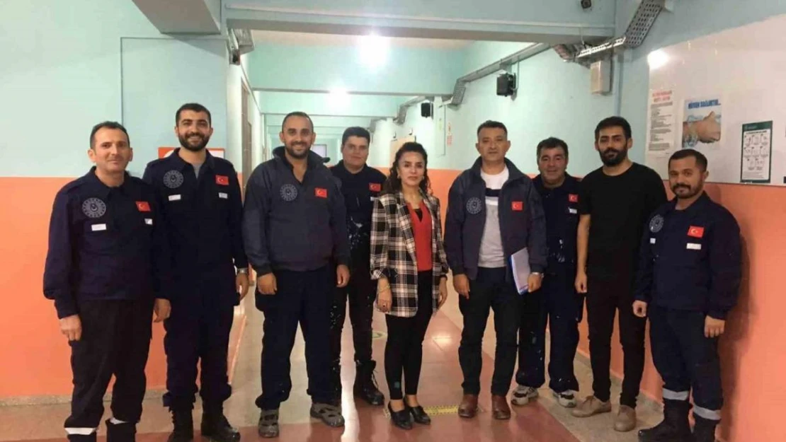 MSB personelleri Hakkari'deki kurum binalarının bakım onarımını yapıyor