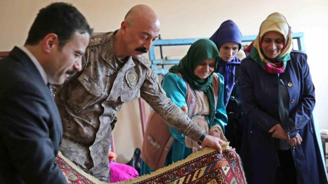 Müdür Pınar Hakkari kilimlerine hayran kaldı