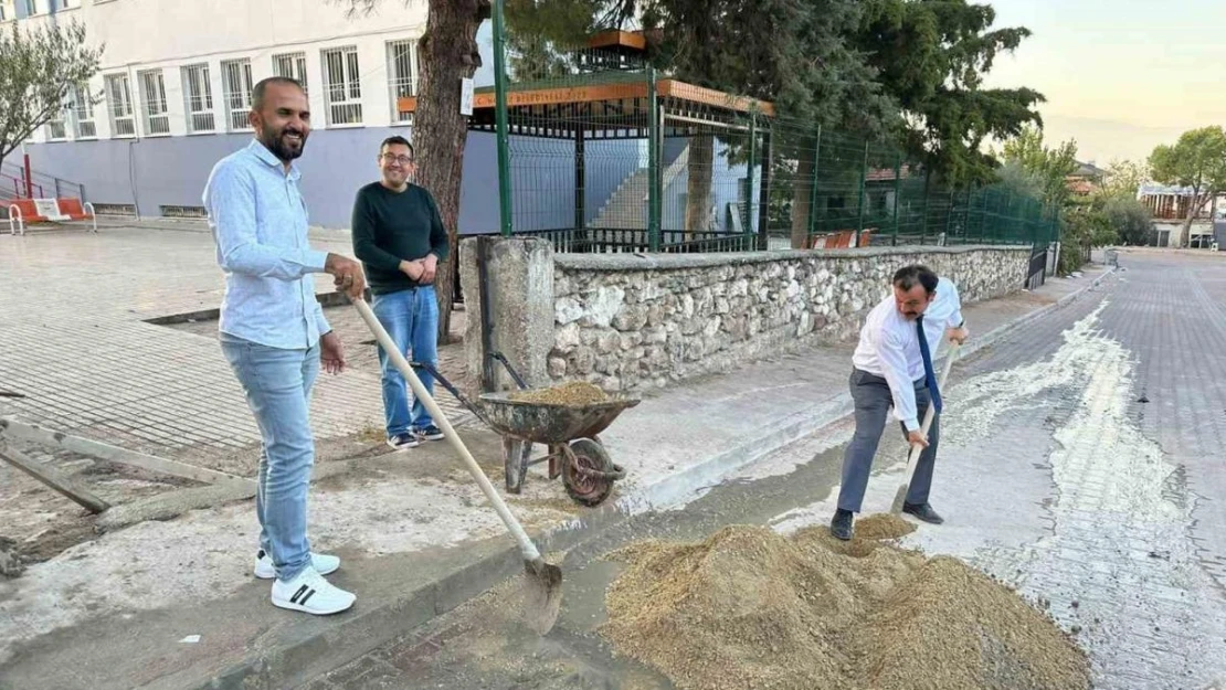 Müdür ve aile birliği başkanı okulları için amelelik yaptı