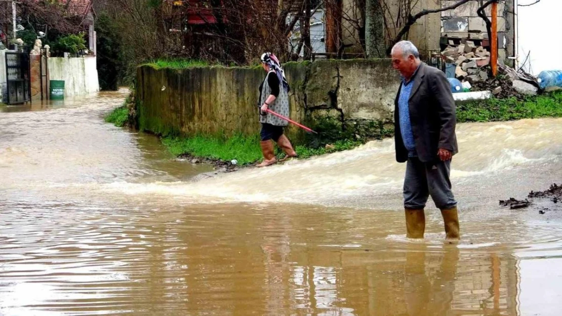 Muğla'da bazı cadde ve sokaklar yağmur sonrası sular altında kaldı