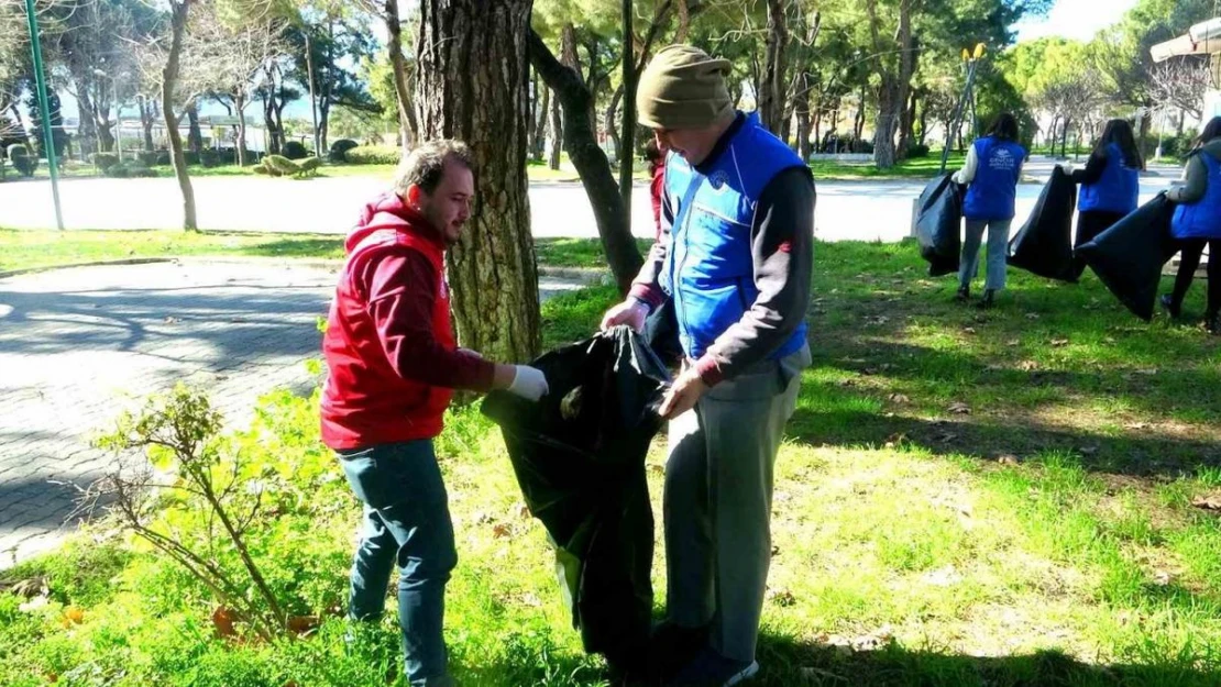 Muğla'da gönüllü öğrencilerden çevre temizliğinde örnek davranış