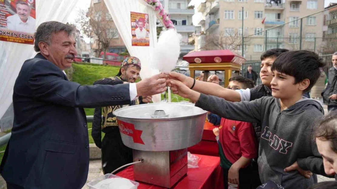 Muhtar adayından çocukların gönlüne dokunan hareket