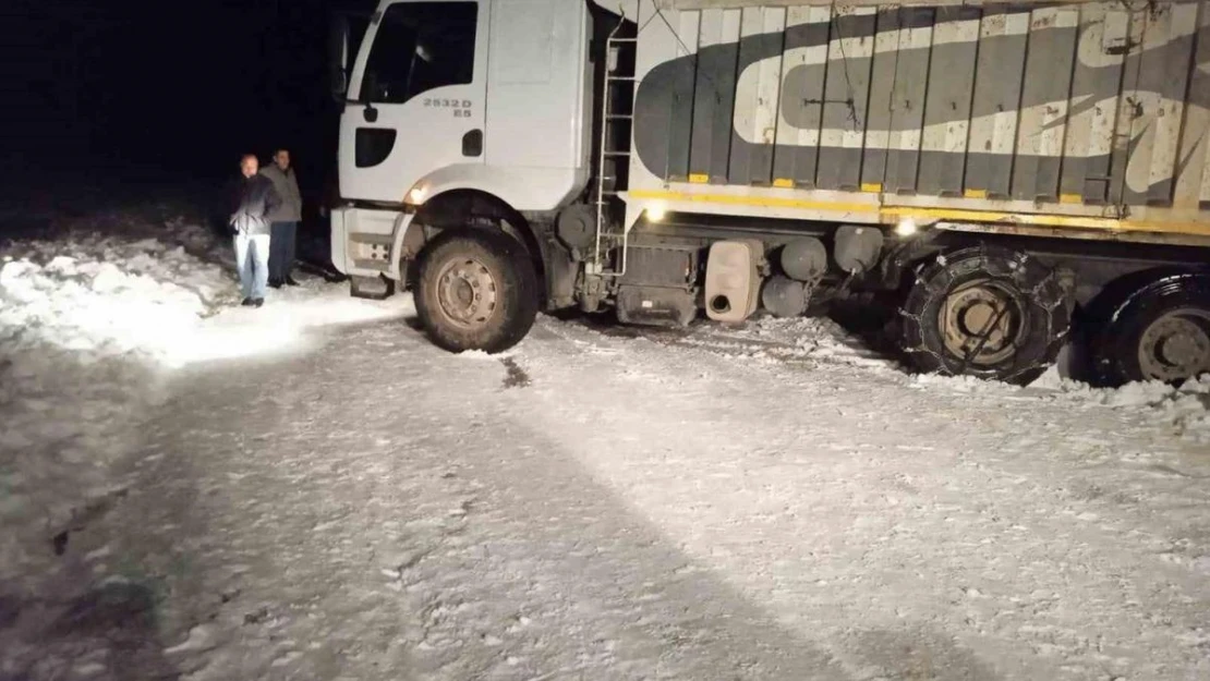 Muradiye'de kar nedeniyle yolda kalan araçlar kurtarıldı