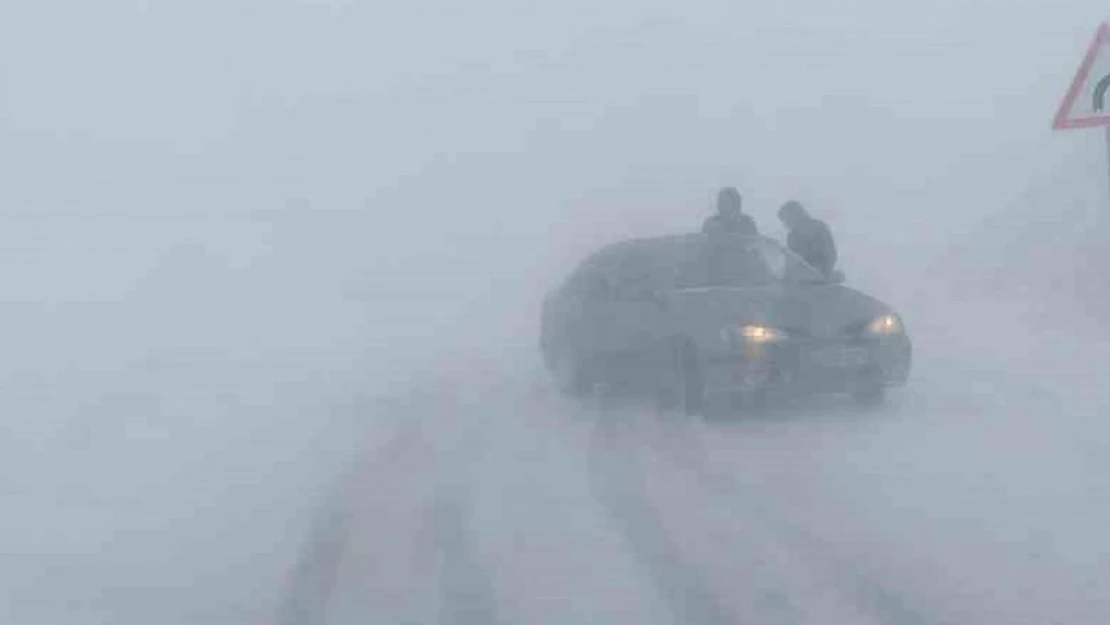 Muradiye'de kar ve tipiden kapanan yollar ulaşıma açıldı