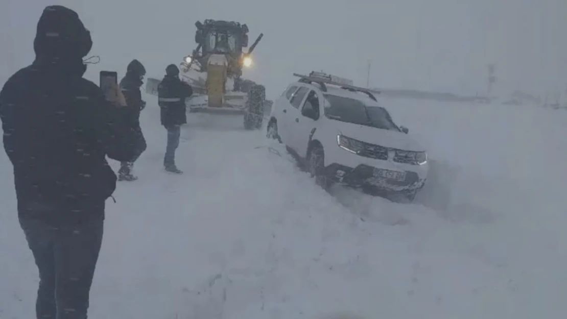 Muradiye'de karda mahsur kalan araçlar kurtarıldı