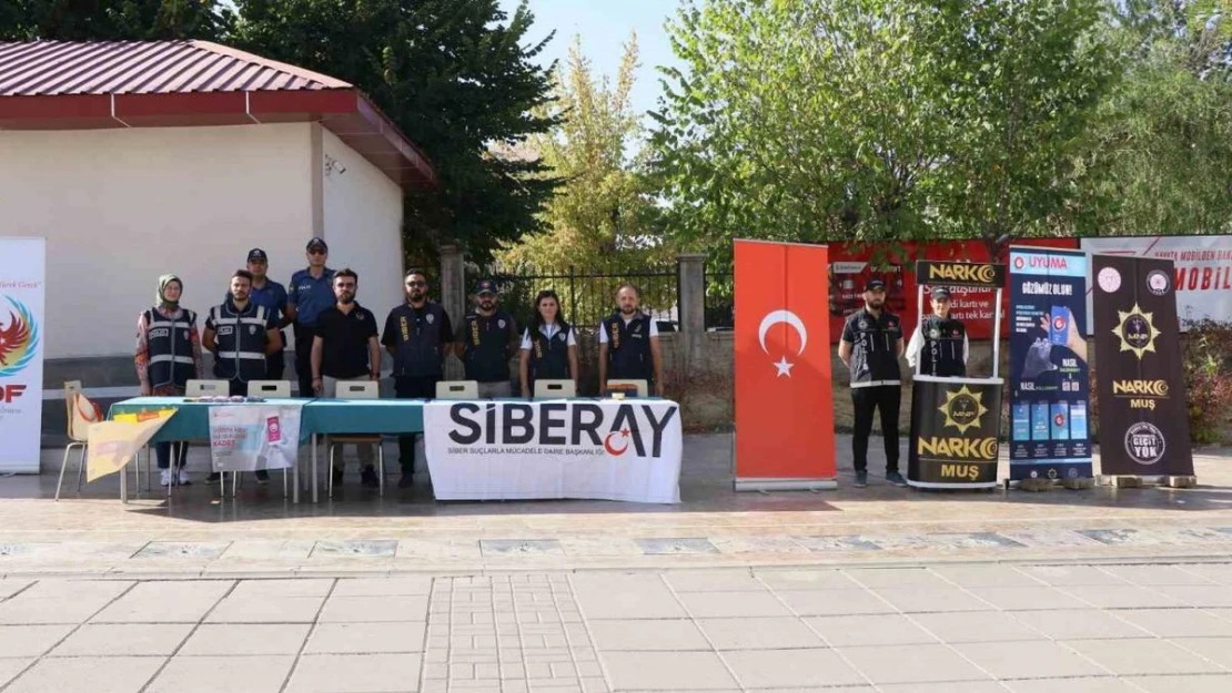 Muş polisi kurduğu stantta vatandaşlara dolandırıcılıktaki son yöntemleri anlattı