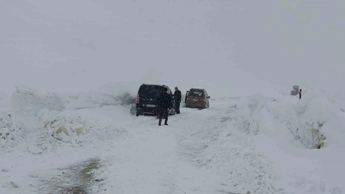 Muş'ta 18 araç içerisinde 53 kişi mahsur kaldı