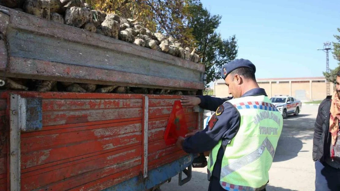 Muş'ta bin 500 traktör römorkuna reflektör takıldı