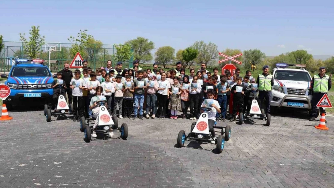 Muş'ta çocuklara trafik eğitimi verildi