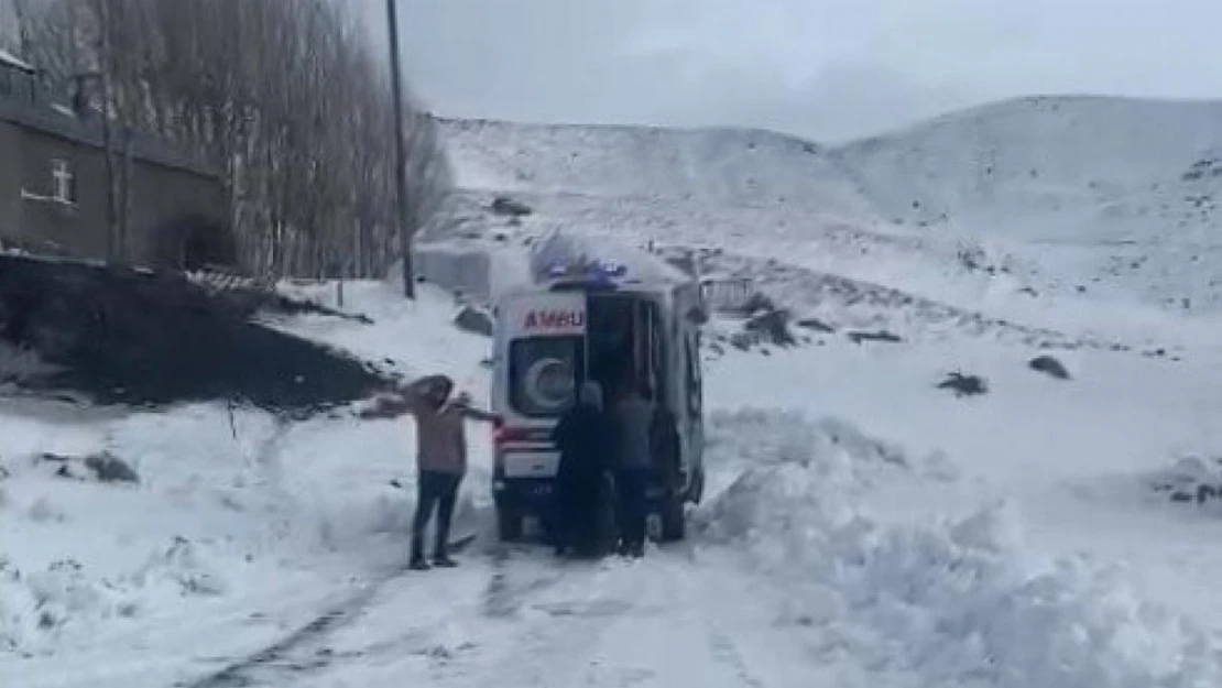 Muş'ta ekipler yolu kapanan köylerdeki hastalar için seferber oldu