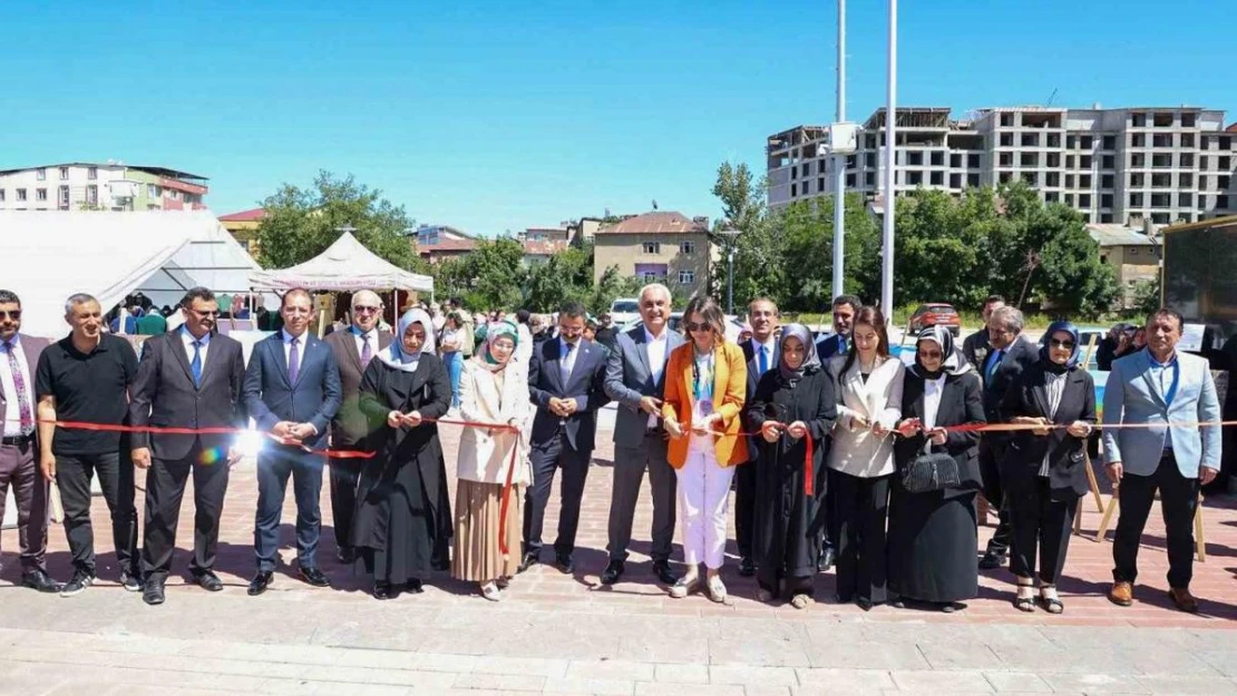 Muş'ta el emeği göz nuru ürünler sergilendi