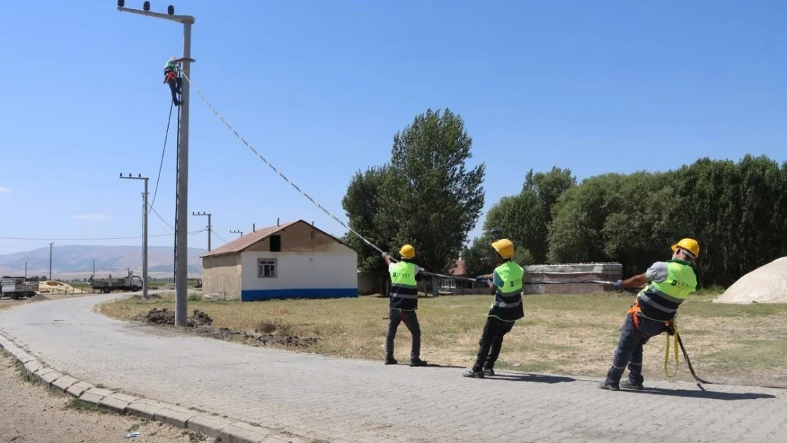 Muş'ta eski elektrik şebekesi yenileniyor