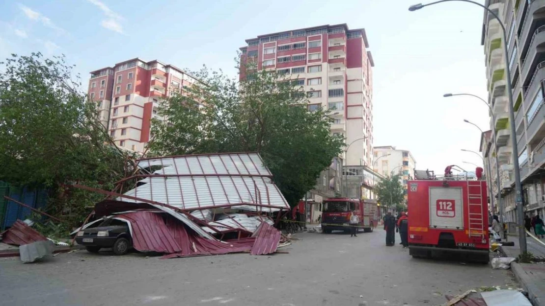 Muş'ta fırtına çatıları uçurdu