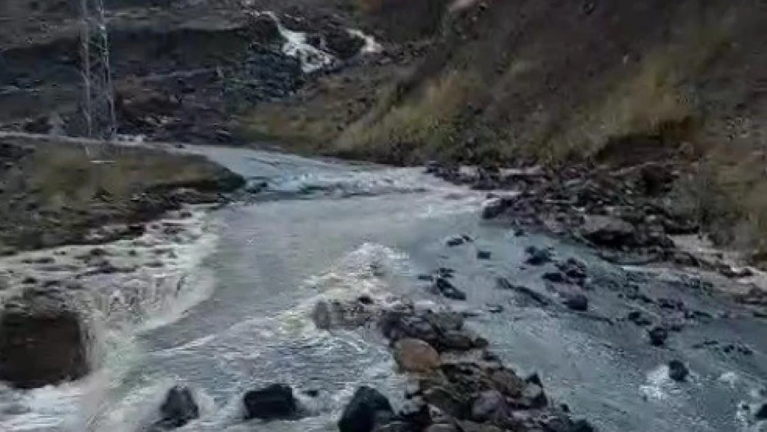 Muş'ta heyelan köy yolunu ulaşıma kapattı