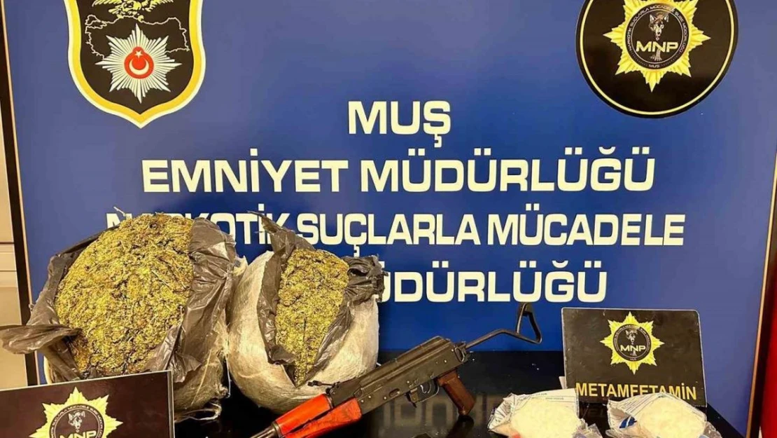 Muş'ta iki araçta silah ve uyuşturucu ele geçirildi