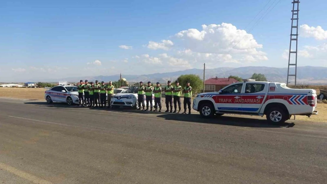 Muş'ta jandarma ekipleri, 479 öğrenciye emniyet kemerinin önemini anlattı