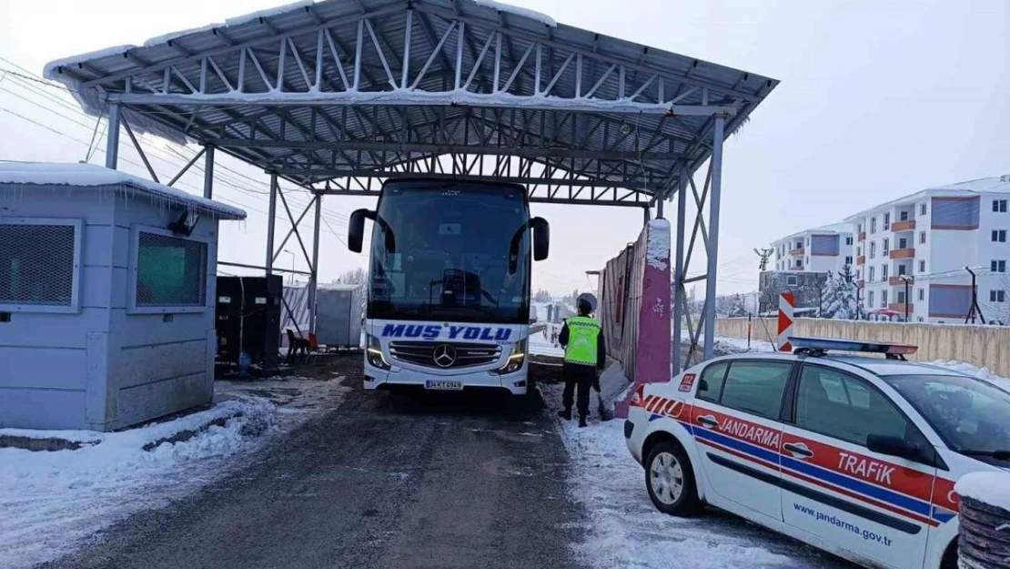 Muş'ta jandarma ekipleri otobüsleri denetledi