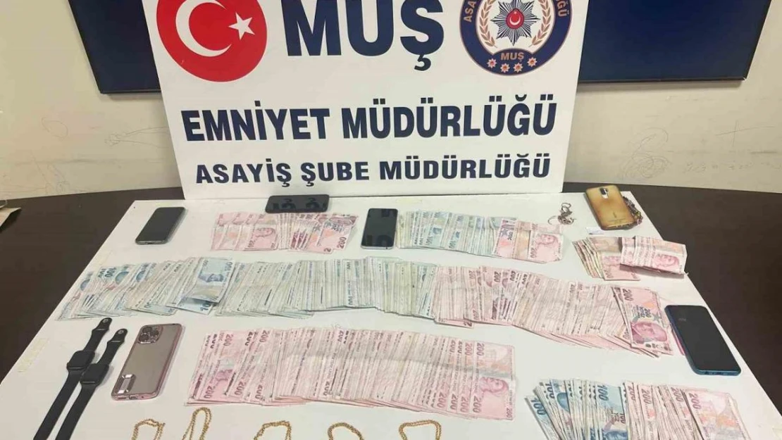 Muş'ta kuyumcuya sahte altın sattığı iddia edilen 6 kişi yakalandı