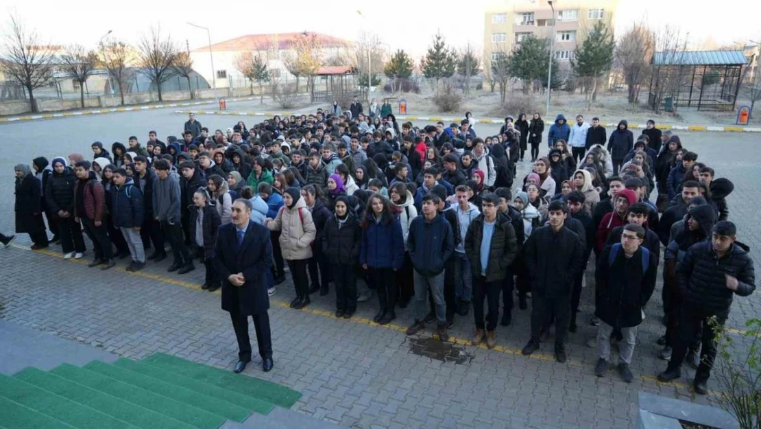 Muş'ta şehitler için bir dakikalık saygı duruşunda bulunuldu