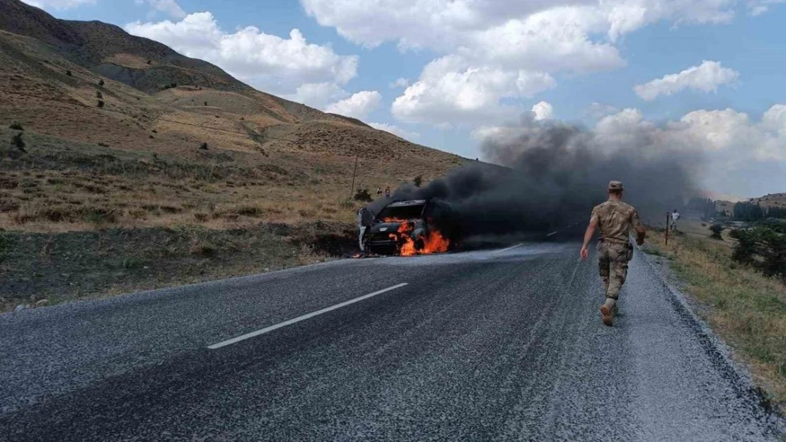 Muş'ta seyir halindeki araç alev alev yandı