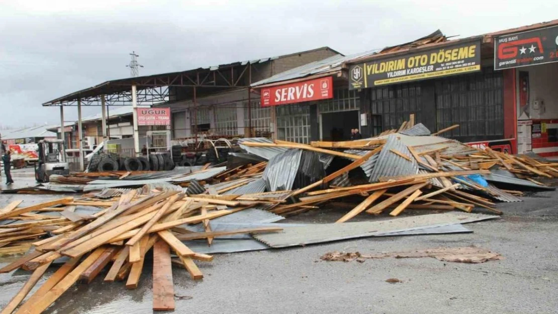 Muş'ta şiddetli fırtına: 4 iş yerinin çatısı uçtu