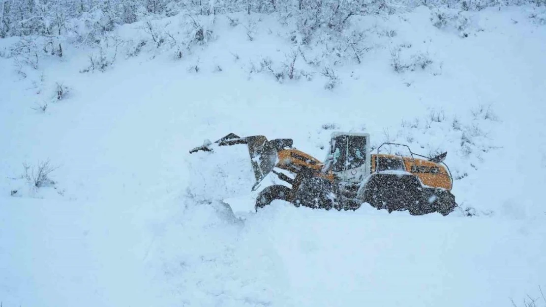 Muş'ta ulaşıma kapanan köy yollarının açılması için çalışmalar sürüyor