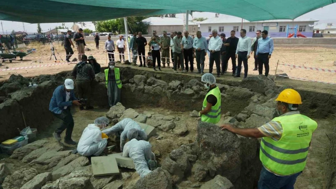 Muş Valisi Çakır, Malazgirt'te yürütülen kazı çalışmalarını inceledi