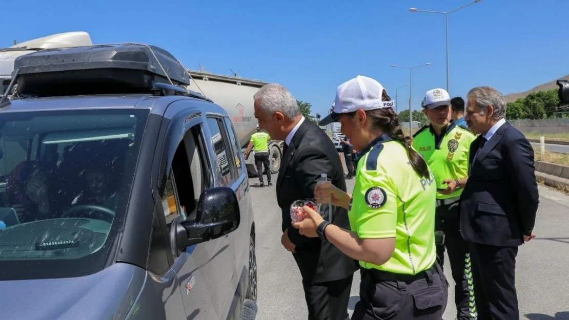 Muş Valisi Çakır, trafik uygulama noktalarında görev yapan ekipleri ziyaret etti