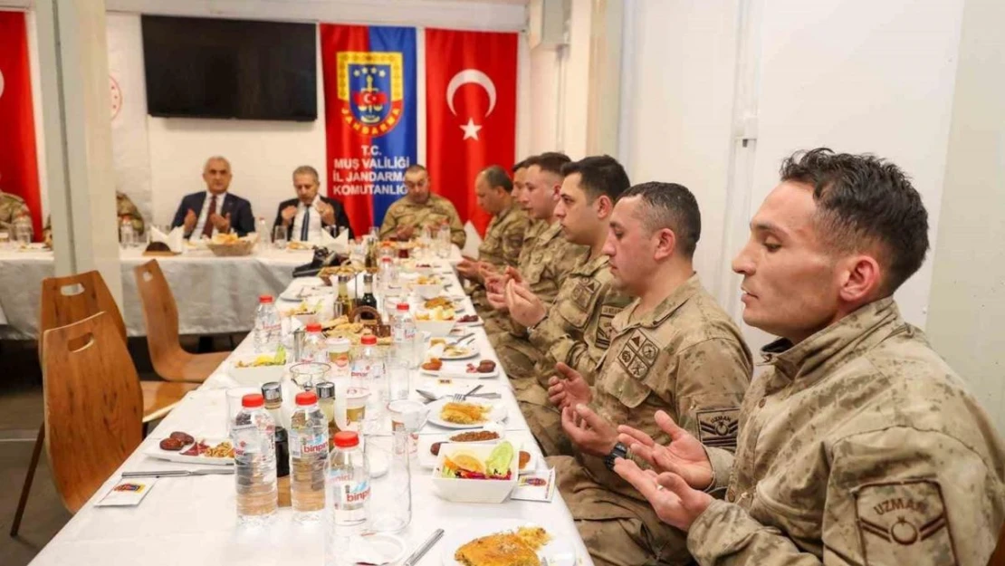 Muş Valisi Çakır, üs bölgesinde askerlerle iftar yaptı