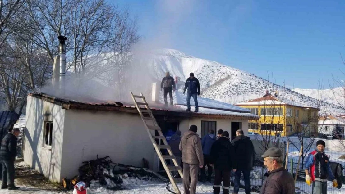 Müstakil evin çatı kısmı yandı