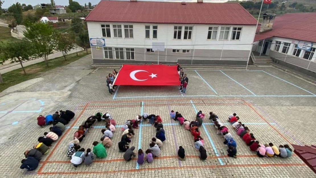 Mutki'de öğrencilerin 100 yıl koreografi gösterisi